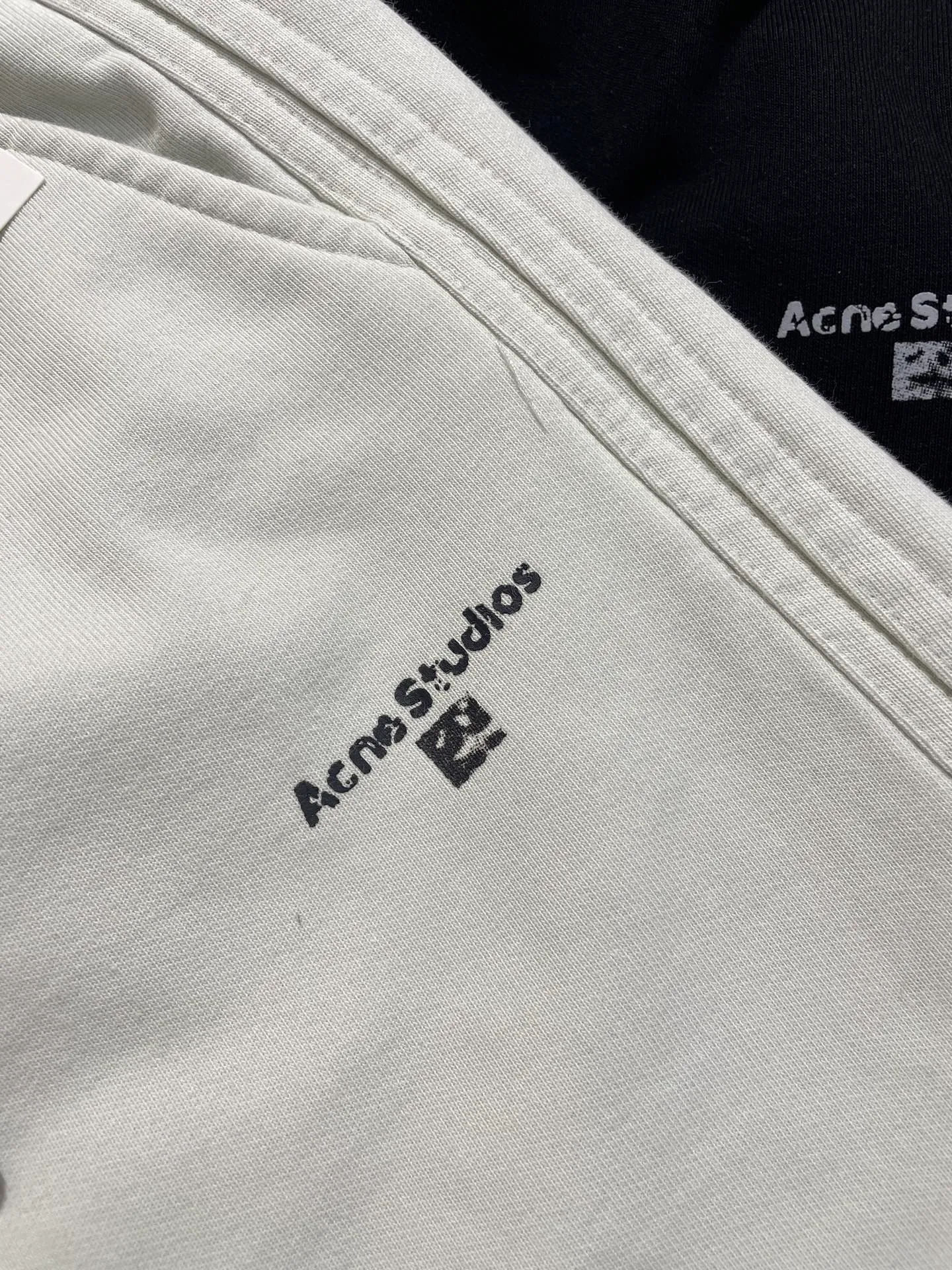 120 Acne Studios Retro logo 😎 💯 ！ Size M-3XL ：Black White Navy Blue 【Size 】 M: 84 108 109 44 L: 88 112 110.5 46 XL:92 116 112 48 XXL：96 120 113.5 50 XXXL：100 124 114 52
